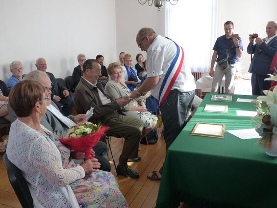 Le maire offre un bouquet aux dames et une lithographie aux messieurs