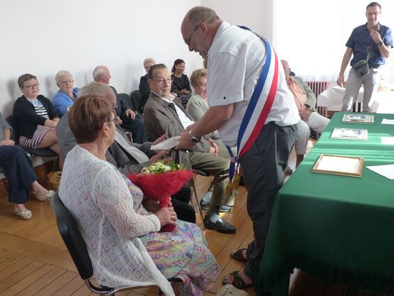 Le maire offre un bouquet aux dames et une lithographie aux messieurs