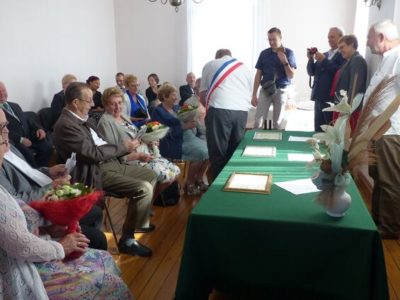 Le maire offre un bouquet aux dames et une lithographie aux messieurs